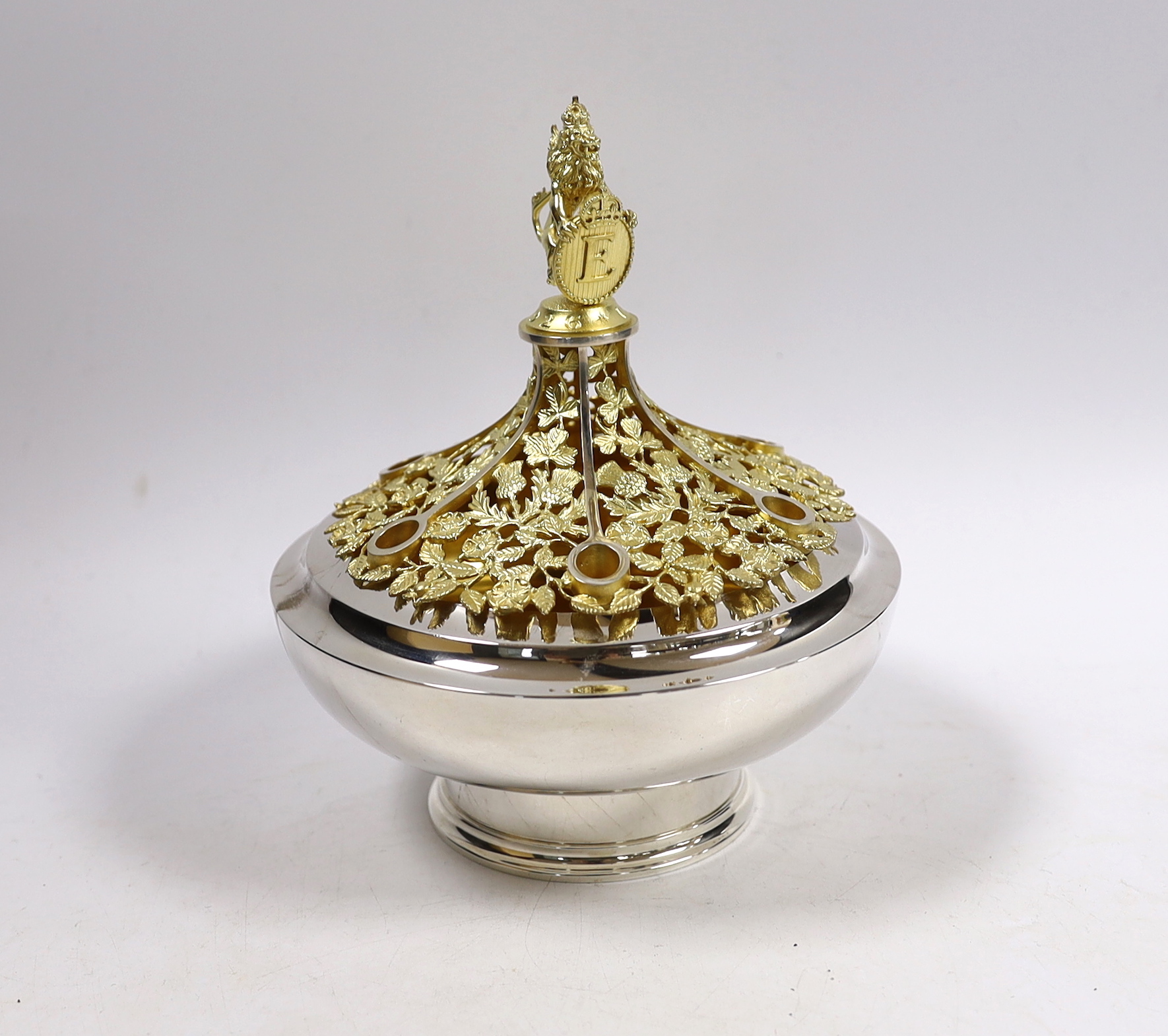 A modern Hector Miller for Aurum parcel gilt silver Bowes-Lyon commemorative bowl and cover, London, 1986, height 18.4cm, 18.7oz.